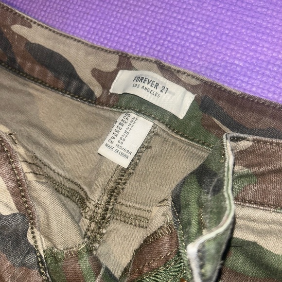 Forever 21 camo jeans - Picture 4 of 5